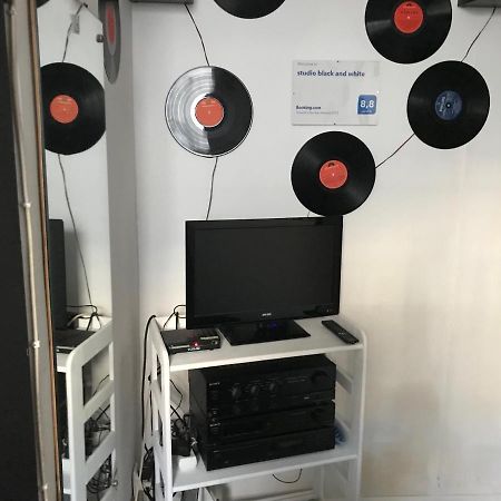 Studio Black And White Apartment Лодз Екстериор снимка