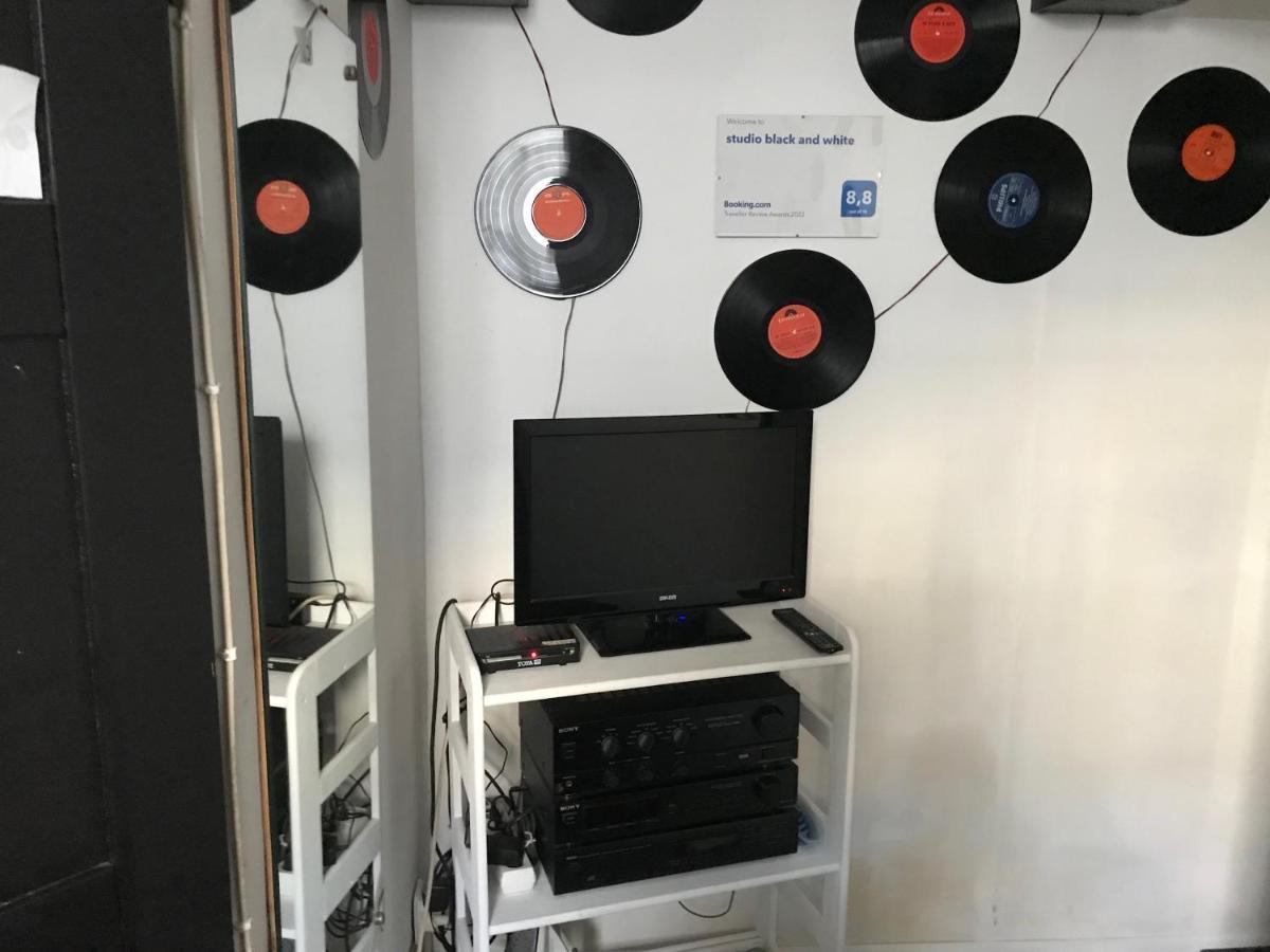 Studio Black And White Apartment Лодз Екстериор снимка