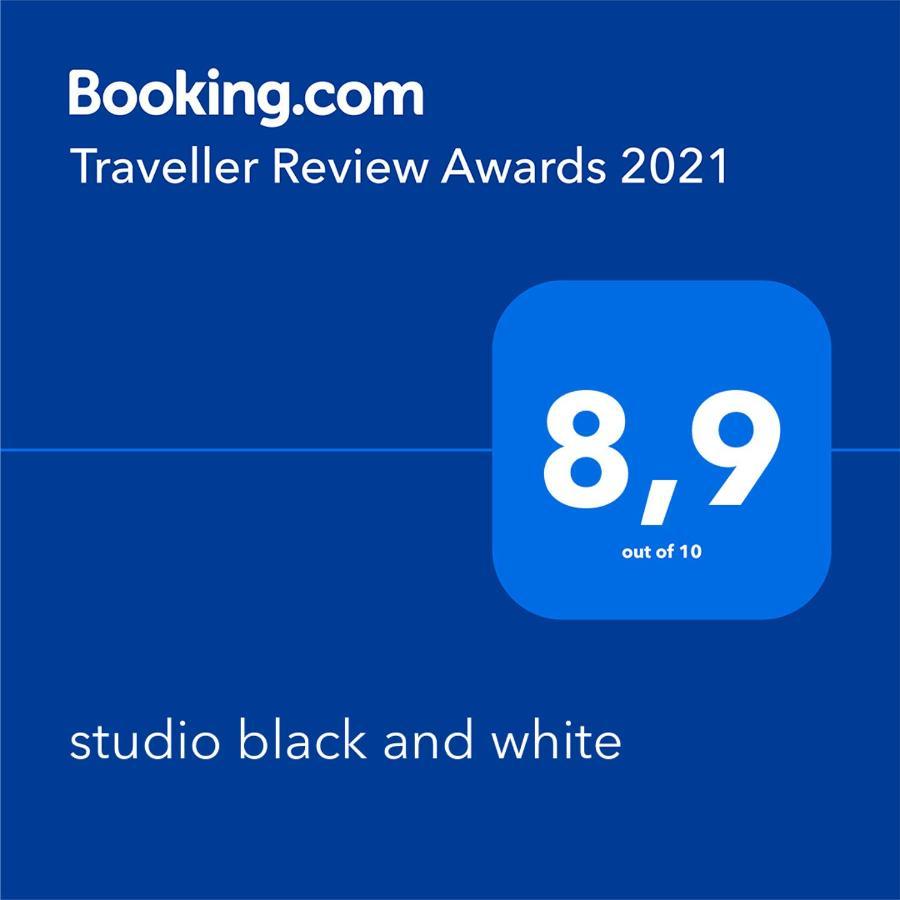 Studio Black And White Apartment Лодз Екстериор снимка
