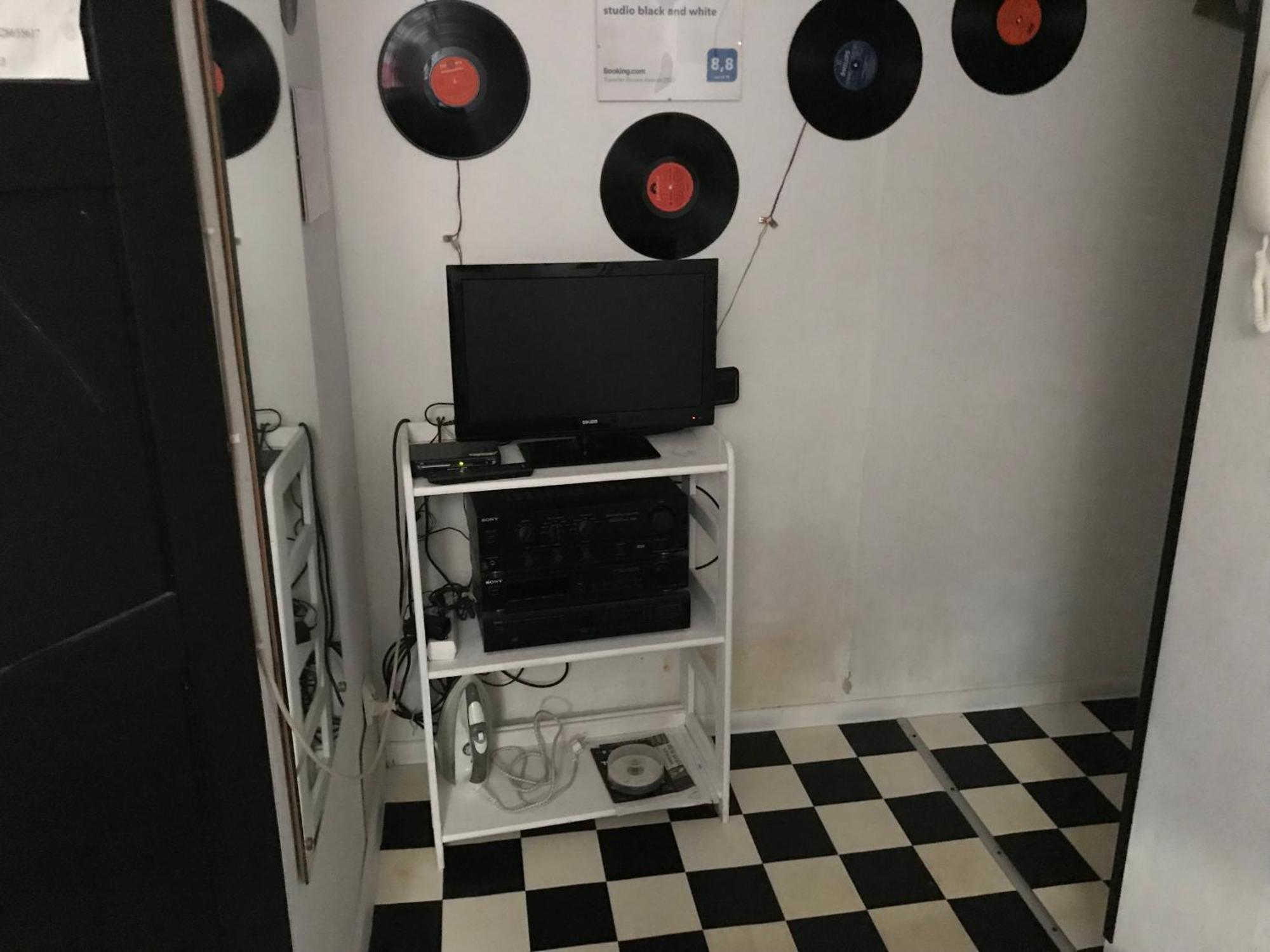 Studio Black And White Apartment Лодз Екстериор снимка