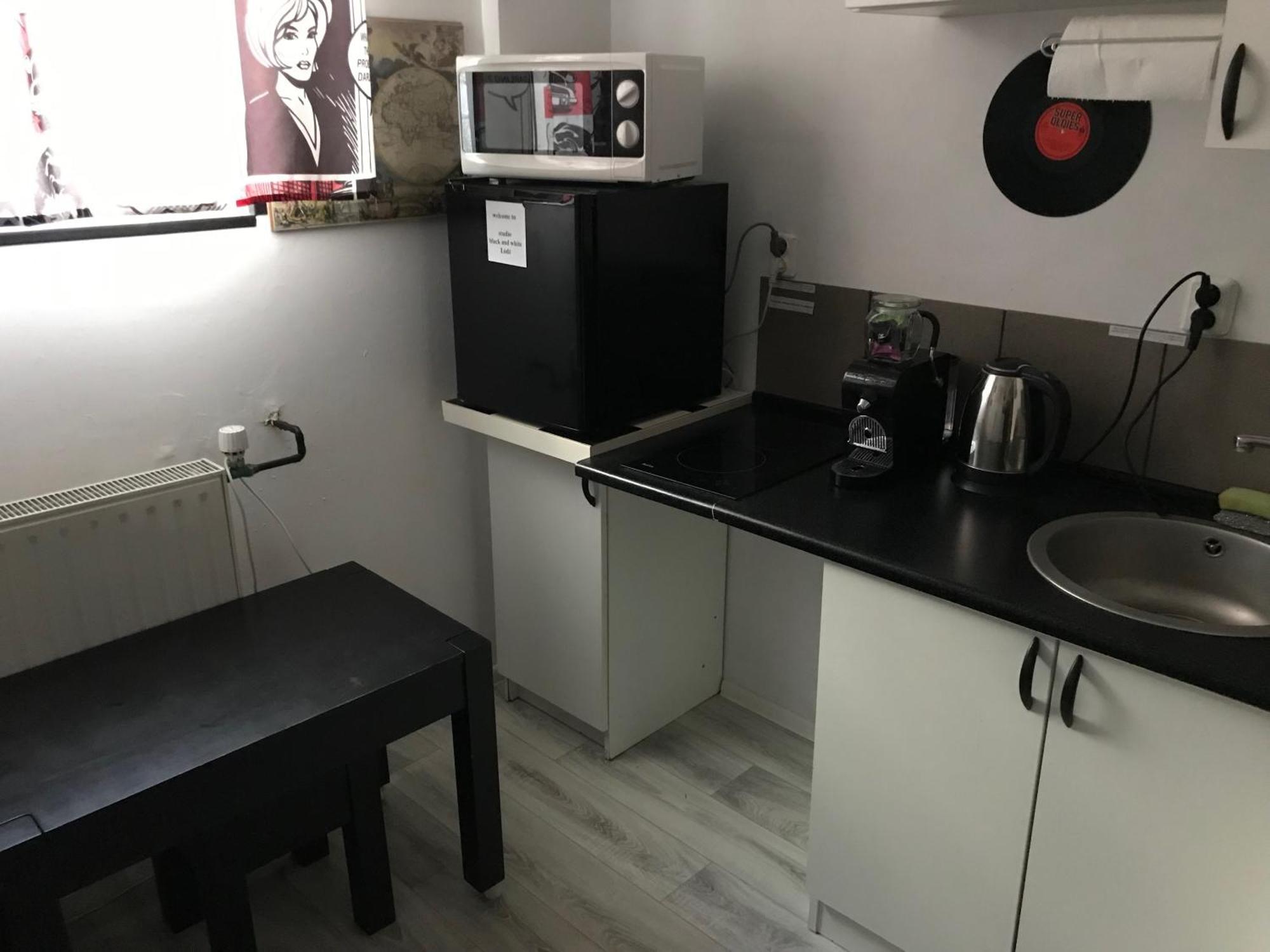 Studio Black And White Apartment Лодз Екстериор снимка